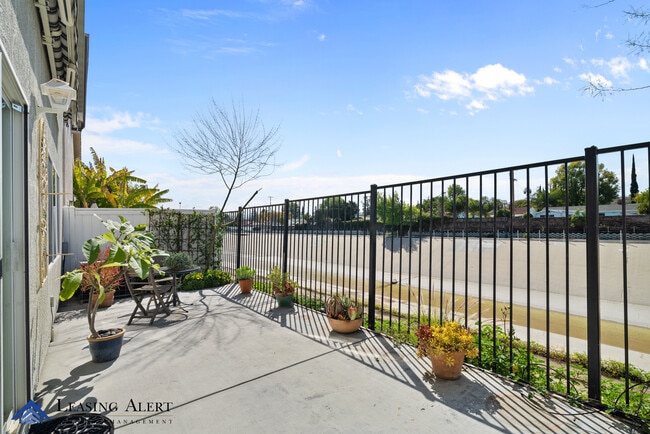 Building Photo - 20300 Vanowen St