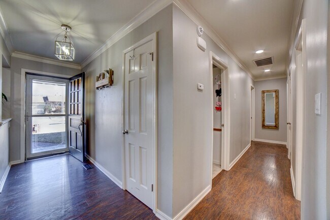 Building Photo - Available mid-August! Amazing mid-town gem...