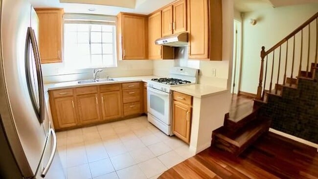 Building Photo - Beautiful 3 Story Townhouse with Roof Deck and Parking in Culver City!