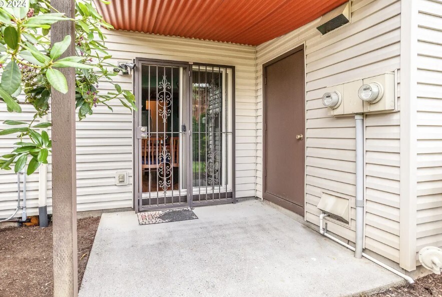 Patio - 12504 SE Stark St
