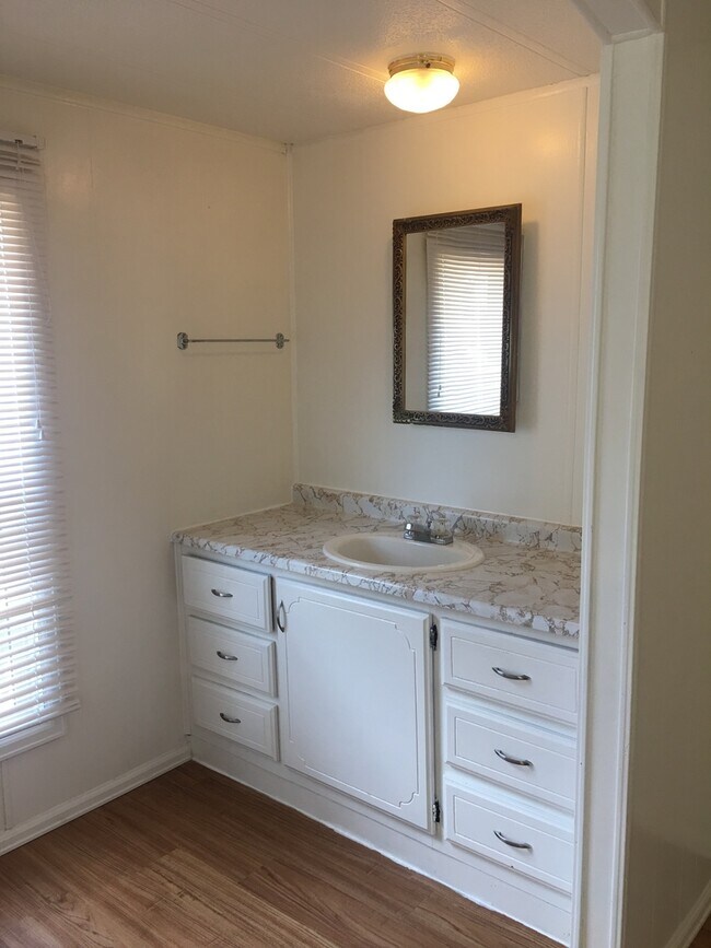 Building Photo - Home Sweet Home in Marianna Village - 2 bedroom and 1.5 bath