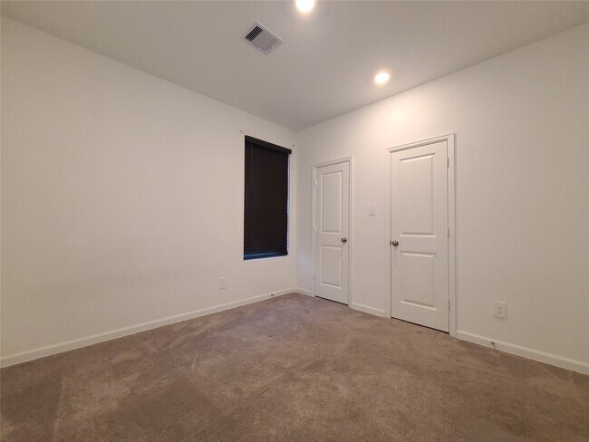Building Photo - 2122 Rosewood Pnes Ln
