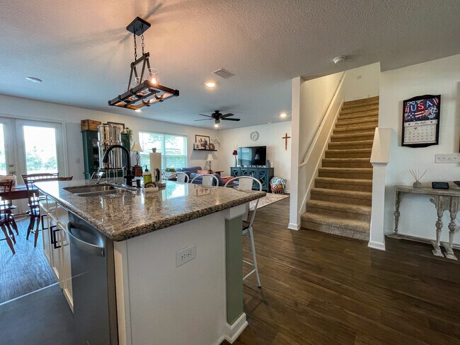 Building Photo - 5695 Guinevere Ln