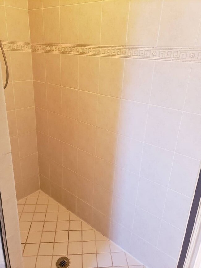 Building Photo - Pool Home 3 Bedroom 2 Bath close to shoppi...