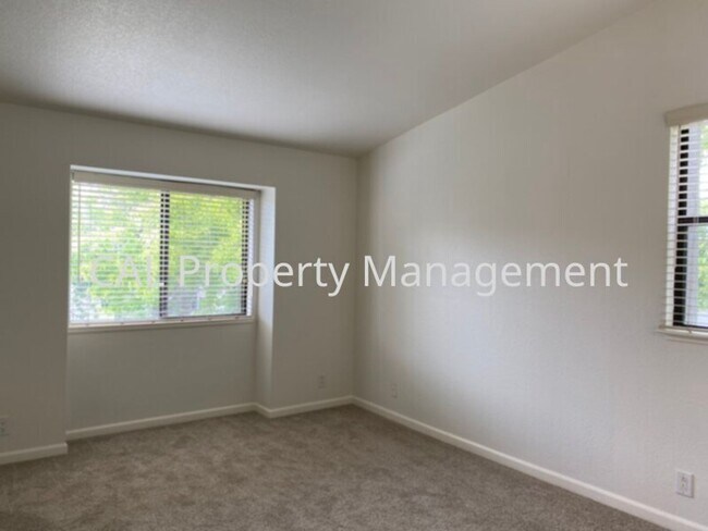 Building Photo - 2 bedroom 2 bathroom condo on North Salina...