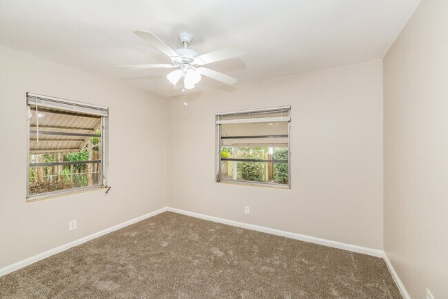 Building Photo - 195 E 28th St