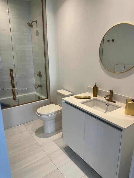 Building Photo - 2655 S Bayshore Dr