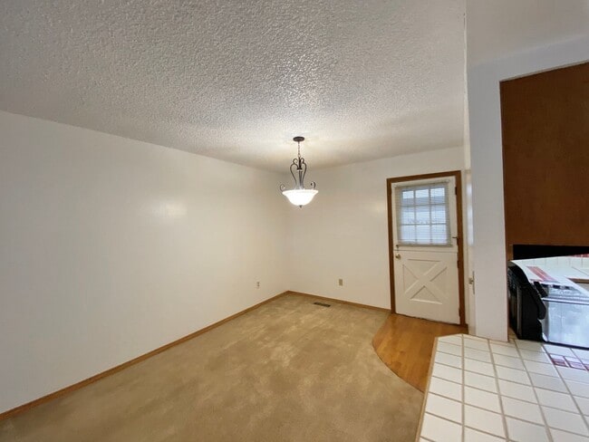 Building Photo - 34 foot boat slip included in rent!  Spacious 3 bedroom Jantzen Beach condo