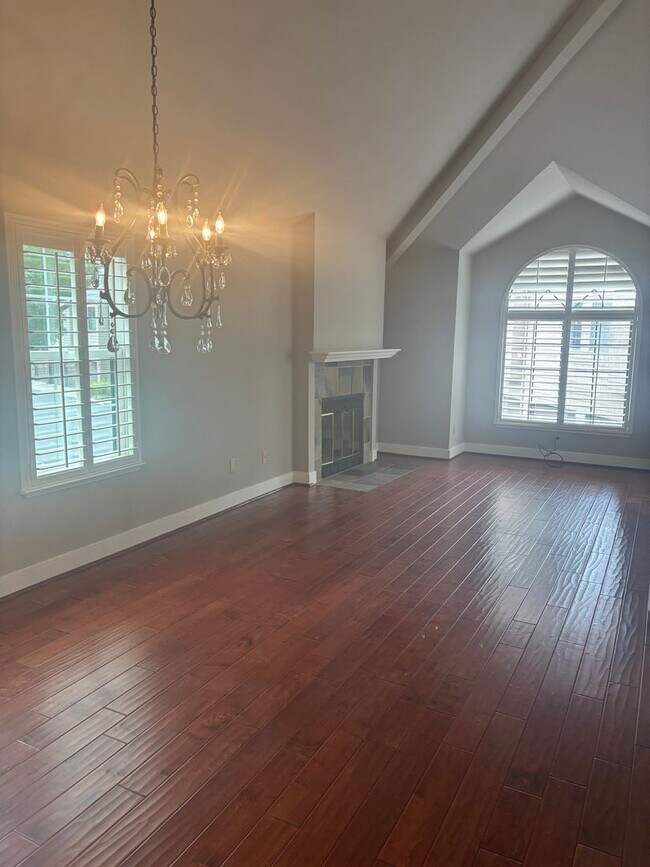 Building Photo - Stunning One-Bedroom Condo in Desirable Co...