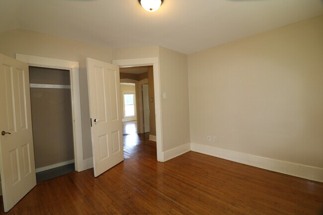 Building Photo - 1319 E 12th St