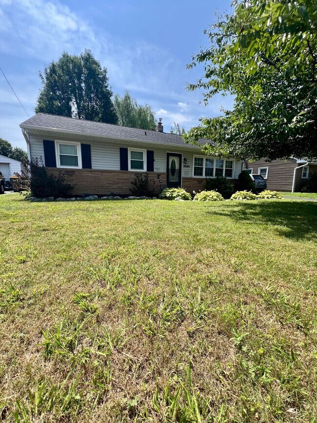 Building Photo - 3-Bedroom Single Family Home in Bristol! Available Mid-September!