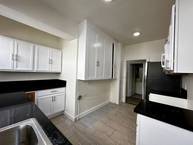 Building Photo - 226 S New Hampshire Ave
