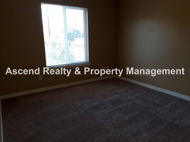 Building Photo - Tanasbourne Area 3 Bed Fenced Yard 1/2 Blo...