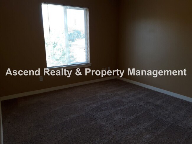 Building Photo - Tanasbourne Area 3 Bed Fenced Yard 1/2 Block to MAX Attached Garage 1 Small Pet Nego