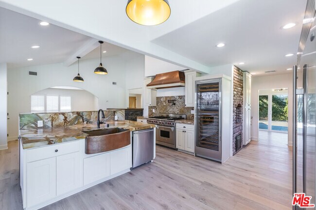 Building Photo - 835 Camino Santos Reyes