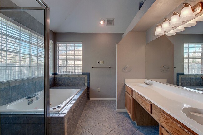 Building Photo - Elegant Pflugerville Home with Comfortable Living Spaces