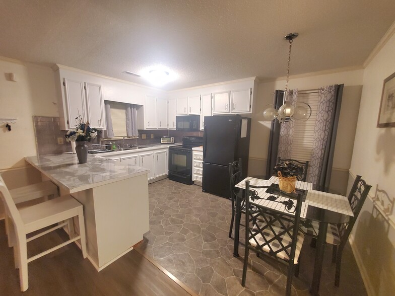 Kitchen - 250 Olde Vineyard Ct