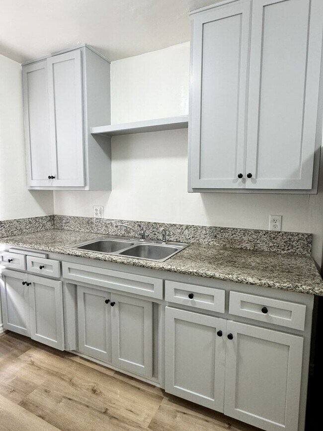 Building Photo - Bright Ground-Level 2-Bedroom with Great Storage