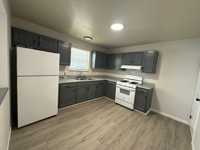 Building Photo - Beautifully updated corner home!