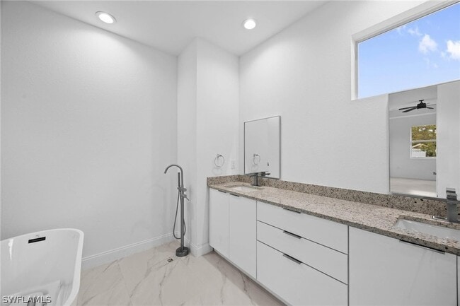 Building Photo - 1923 Sunniland Blvd