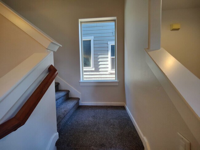 Building Photo - Beautiful 3x2.5 with fenced patio and upstairs bonus area