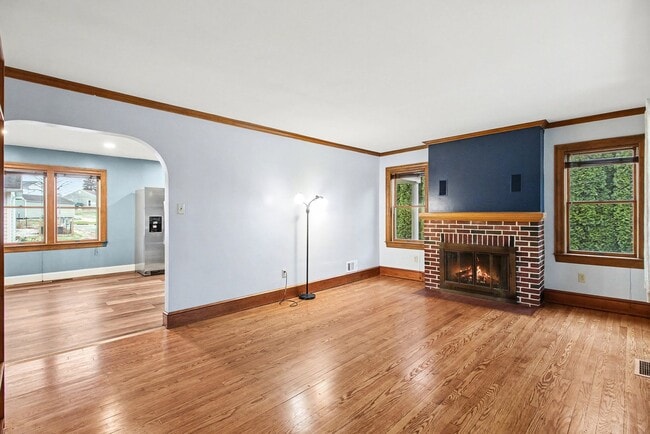 Building Photo - House For Rent