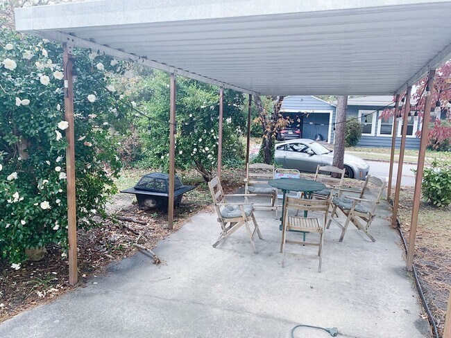 Building Photo - Beautiful 2 Bedroom home one block from ECU!