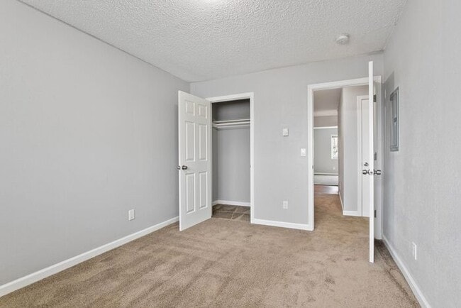 Building Photo - 2 bedroom 1 bath with washer/dryer include...
