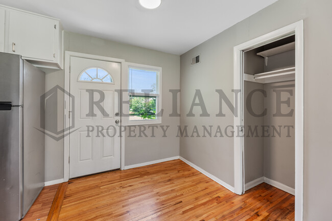 Building Photo - 2340 S Vine St