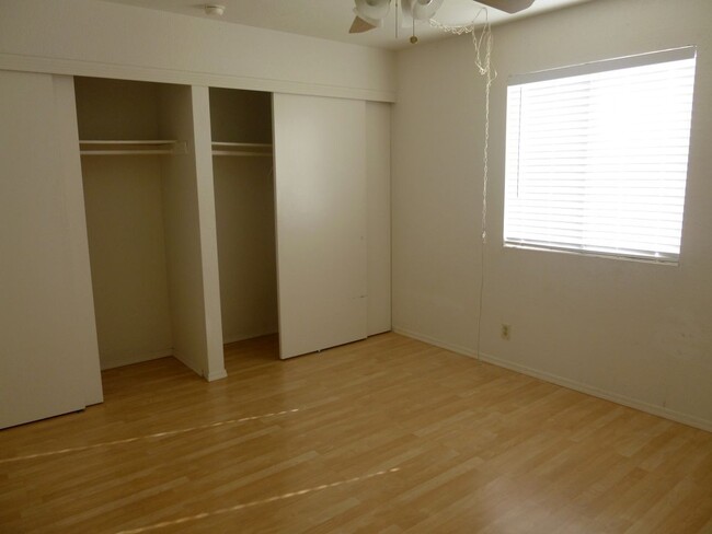 Building Photo - 1 Bedroom With Community Pool and Garage P...