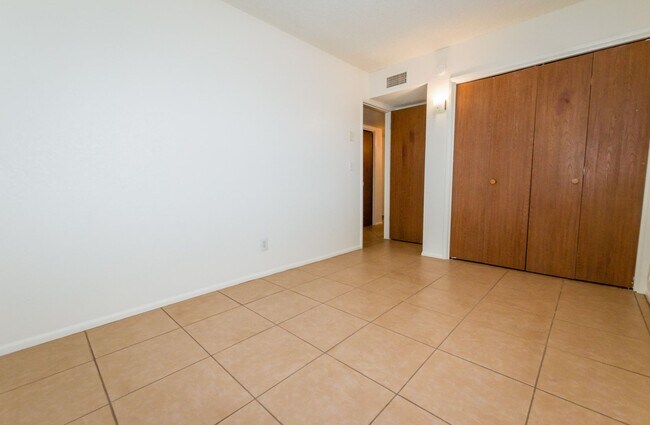 Building Photo - Charming Cul De Sac Home with Fireplace, Central A/C & Garage!