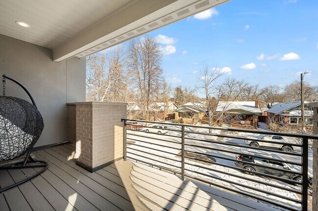 Building Photo - Modern 4BD, 4BA Home With 2-Car Garage, On...
