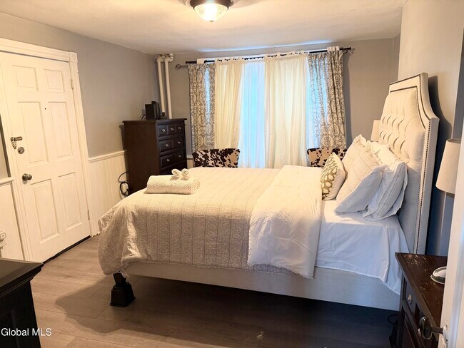 Building Photo - 39 S Lake Ave