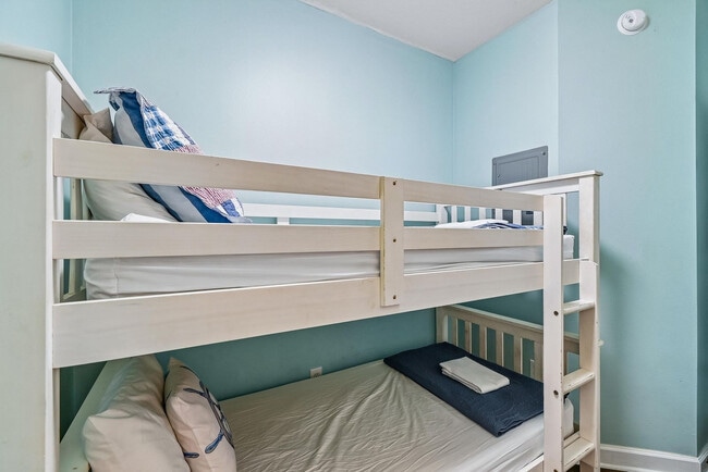 Building Photo - 9900 S Thomas Dr