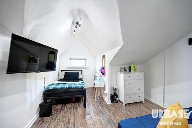 Building Photo - 2 bedroom in OZONE PARK NY 11417