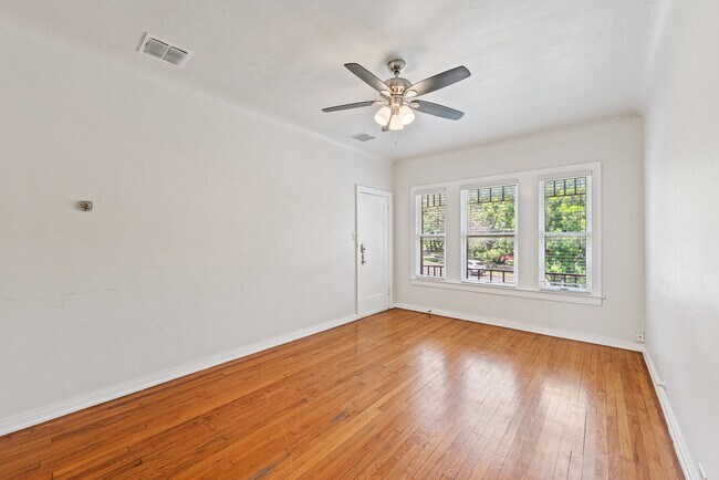 Building Photo - Huisache