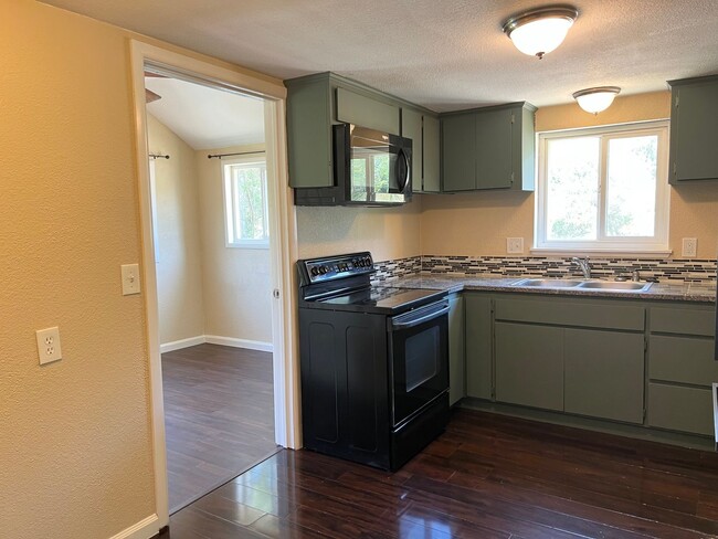 Building Photo - Two Bedroom One Bathroom Home in Lincoln