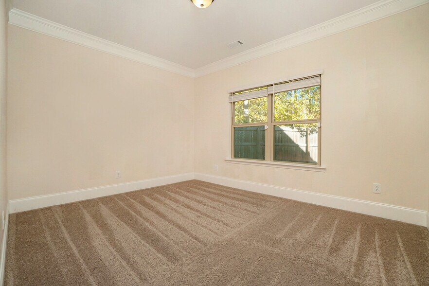 Building Photo - 3810 Brookhollow Dr