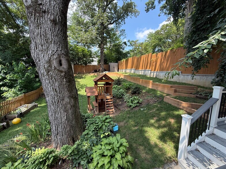 Shady back yard with treehouse - 5715 7th St N