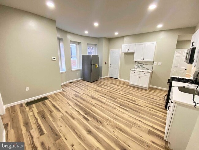 Building Photo - 1426 W Rockland St