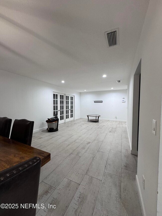 Building Photo - 7335 Floral Ridge Dr