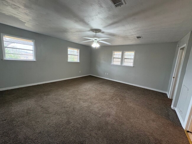 Building Photo - 3 Bed/2 Bath Home in Brandon