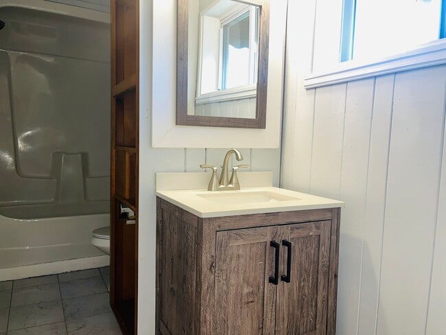 Building Photo - Beautiful 2 bedroom 1.5 bathroom apartment in Downtown Hogansville! Must see!