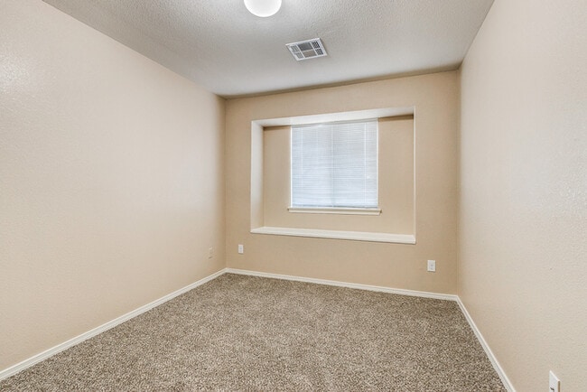 Building Photo - Immaculate Eastside 4-bedroom home in El P...