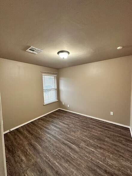 Building Photo - 2316 Golden Ln