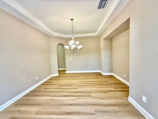 Building Photo - Executive Home available NOW