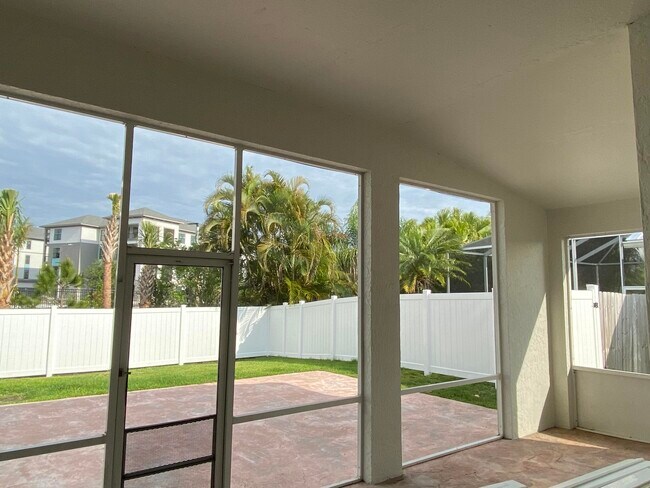 Building Photo - 880 NW Waterlily Pl