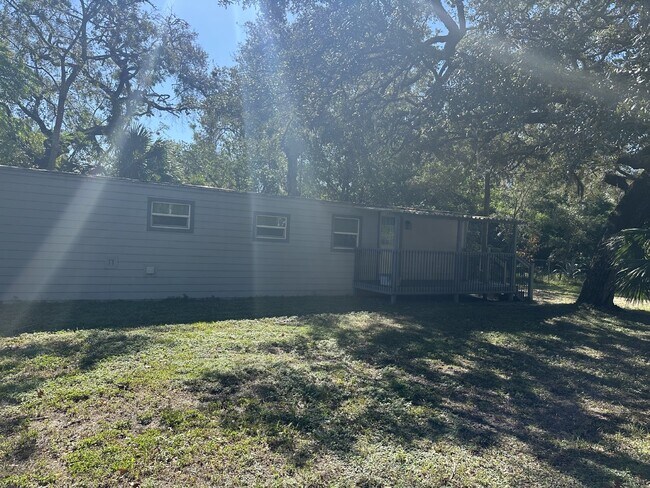 Building Photo - Completely remodeled 2 bedroom, 1.5 bath H...