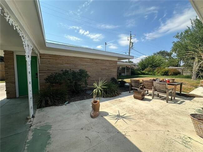 Building Photo - 301 Bermuda Pl