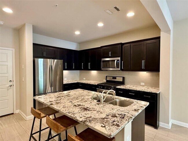 Building Photo - 6814 E Riverside Dr